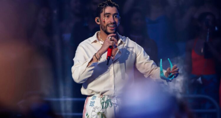 Canciones de Bad Bunny bajan popularidad en Spotify tras lanzar teléfono de una fan al mar