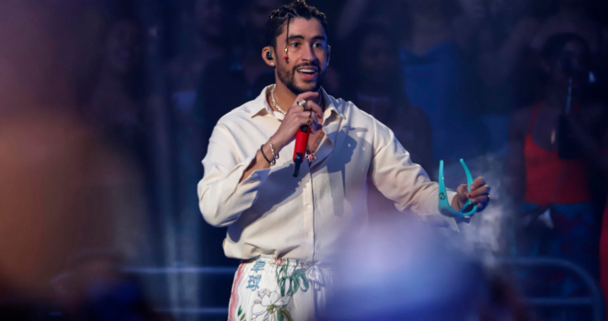 Canciones de Bad Bunny bajan popularidad en Spotify tras lanzar teléfono de una fan al mar