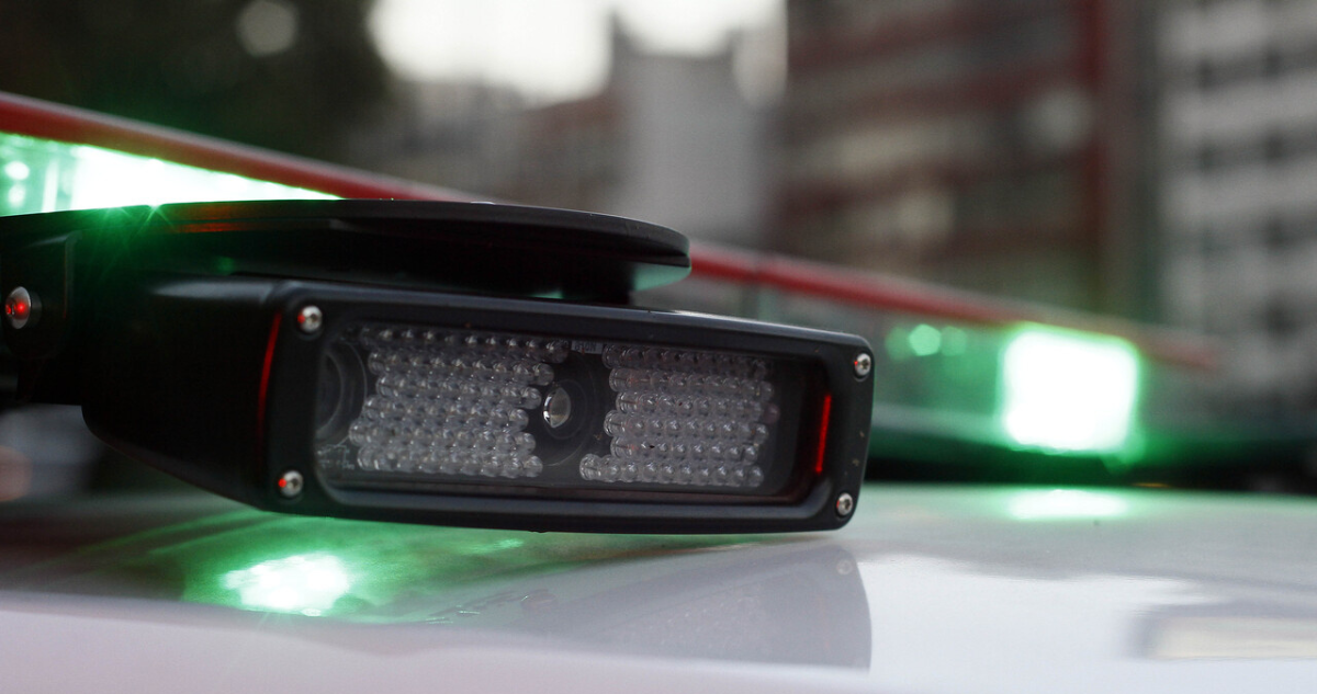 Imagen de las luces de una radiopatrulla de Carabineros de Chile.