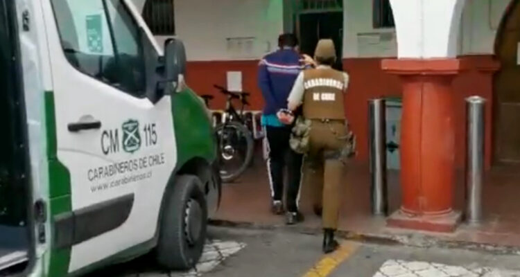 Detienen a sujeto que amenazó a fiscal con elemento contundente a la salida de su control de detención