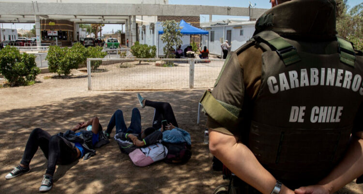 Policías peruanos encaran a carabineros de Arica: los acusan de llevar migrantes indocumentados a suel