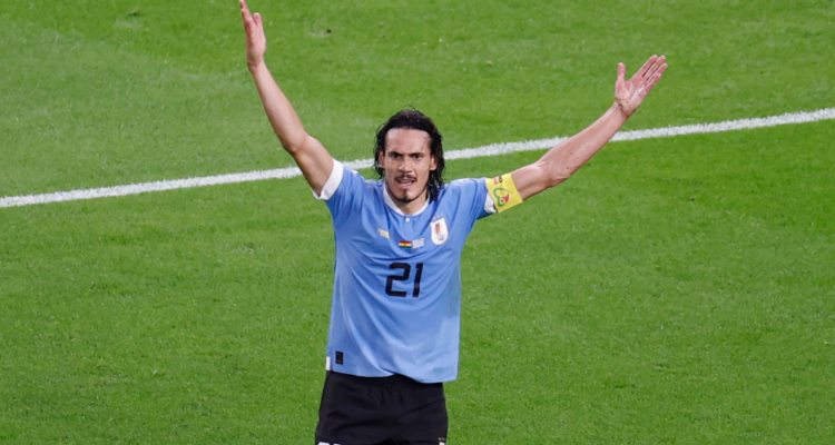 Edinson Cavani arremete contra el juez del partido que los eliminó del Mundial.