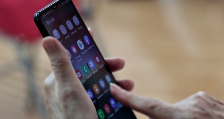 CMF alerta por una App que ofrece créditos sin estar regulada y que tiene miles de descargas