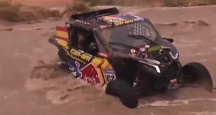 ‘Chaleco’ López sufre con la lluvias en Arabia Saudita en la tercera jornada del Rally Dakar.