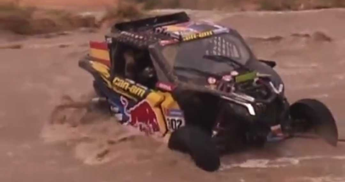 ‘Chaleco’ López sufre con la lluvias en Arabia Saudita en la tercera jornada del Rally Dakar.