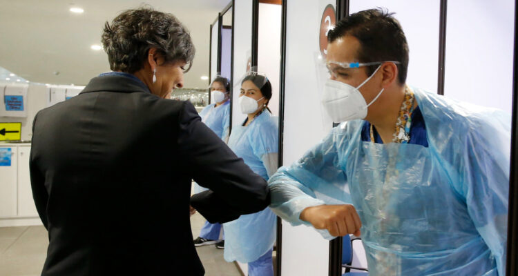 Foto contexto pandemia de covid-19 y ministra de Salud