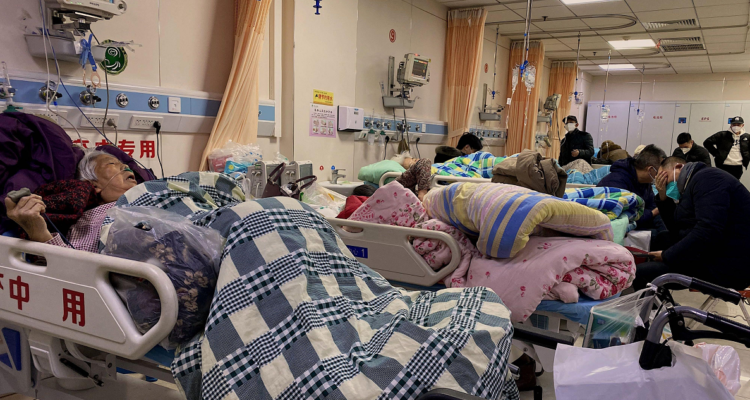 Pacientes con covid-19 yacen en camas en un hospital de la ciudad china de Tangshan.