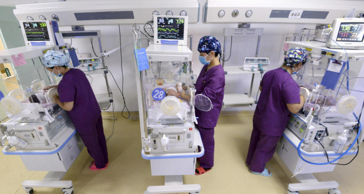 Sala de neonatología en Shexian, Hebei, cerca de Pekín.