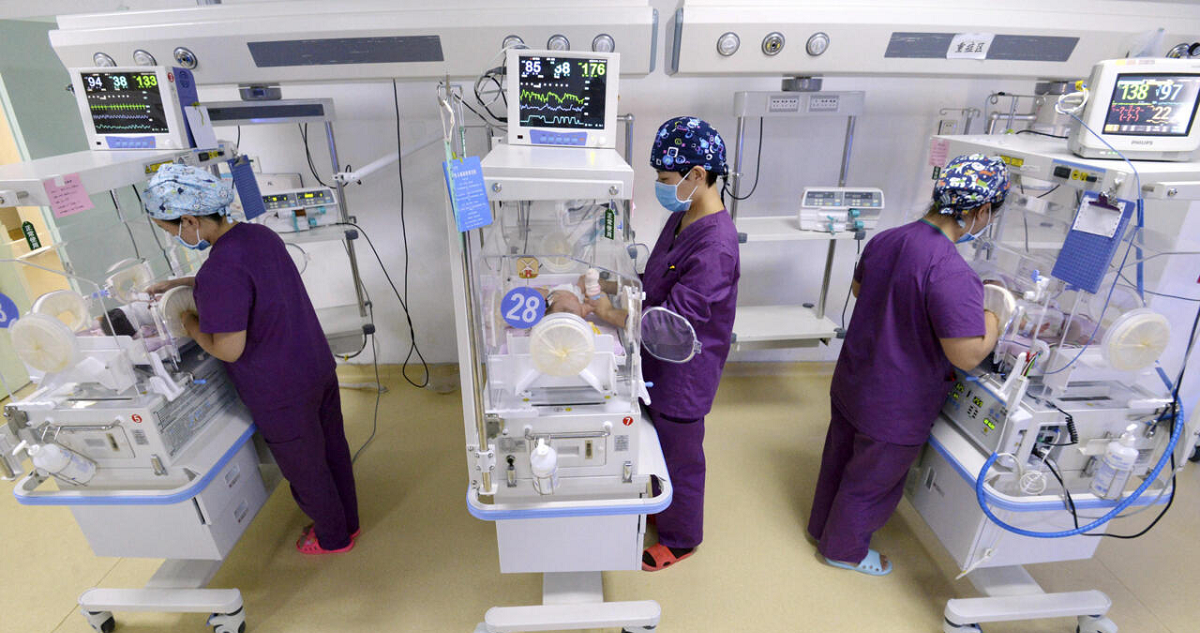 Sala de neonatología en Shexian, Hebei, cerca de Pekín.