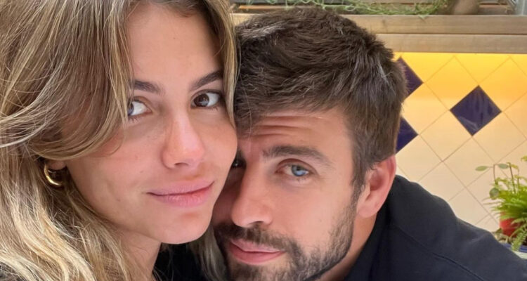 Clara Chía y Gerard Piqué posan juntos sonrientes.