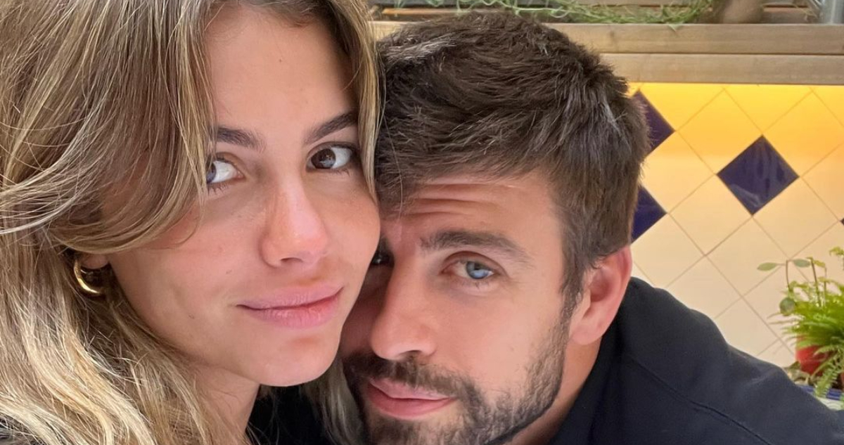 Clara Chía y Gerard Piqué posan juntos sonrientes.