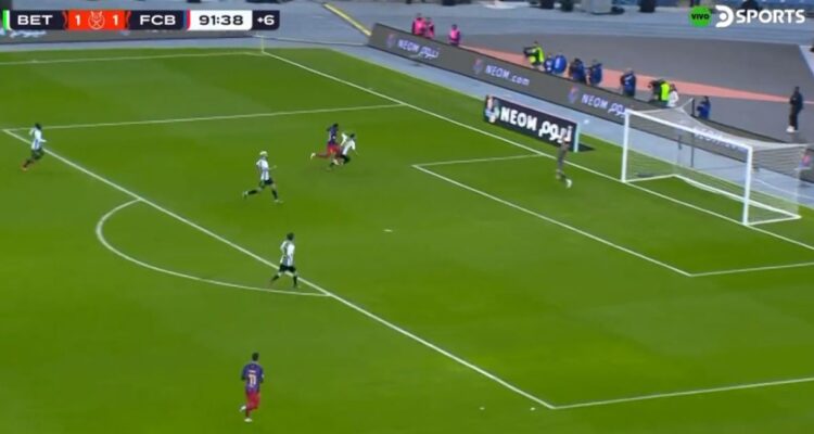 Claudio Bravo se lució con un atajadón ante Barcelona.