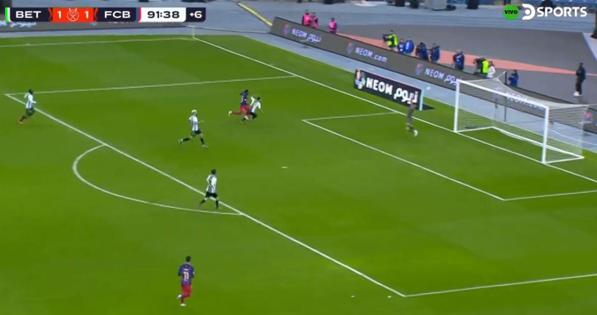 Claudio Bravo se lució con un atajadón ante Barcelona.