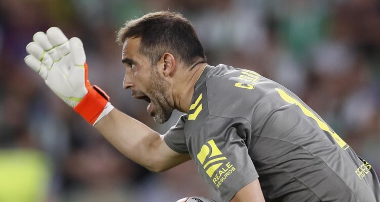 Claudio Bravo recibió críticas por su cometido ante Espanyol.