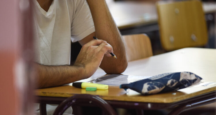 Alumnos de colegios particulares mantienen brecha sobre municipales en la PAES según estudio de la UC