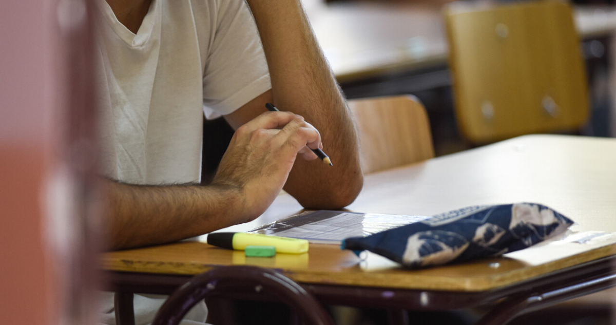 Alumnos de colegios particulares mantienen brecha sobre municipales en la PAES según estudio de la UC