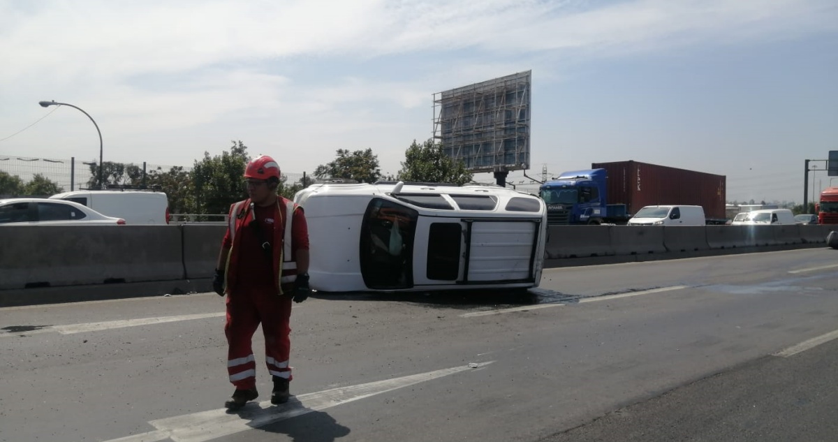 Colisión múltiple termina con volcamiento de vehículo en Autopista Vespucio Norte: hay corte total