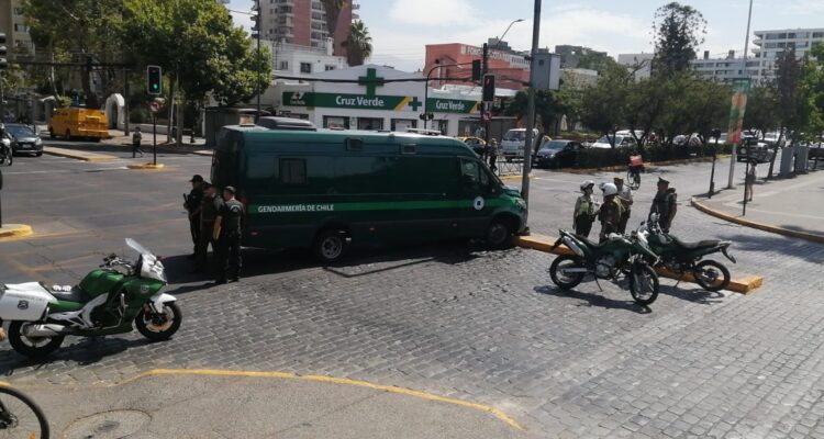 Carro de Gendarmería colisiona y choca contra poste en Providencia