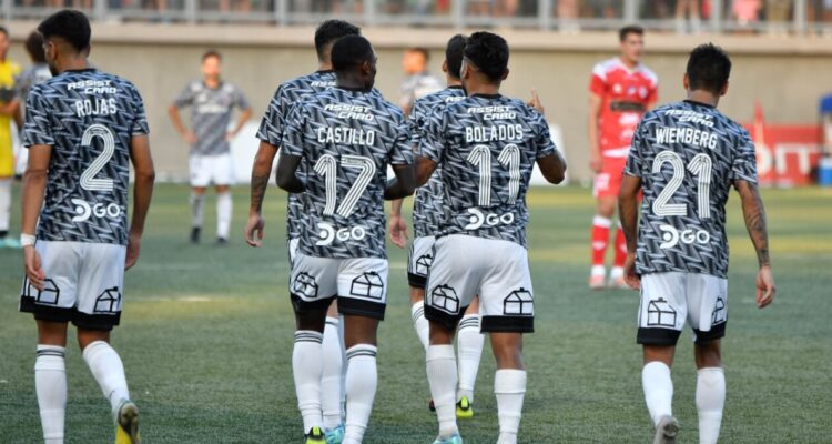 Colo Colo tendrá que improvisar otra camiseta por los problemas con adidas.