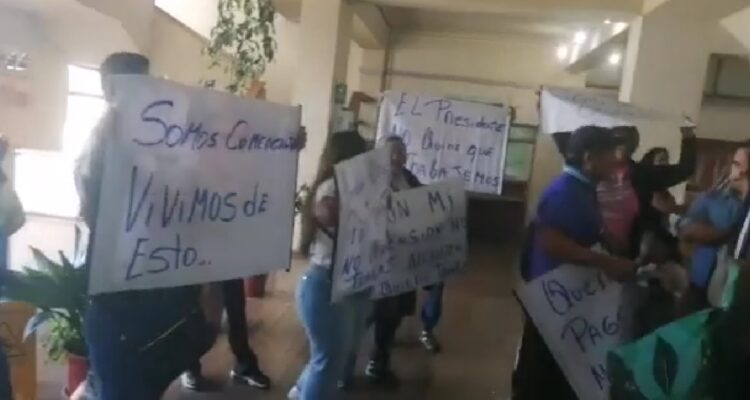 Manifestación de comerciantes por permisos para trabajar en costanera