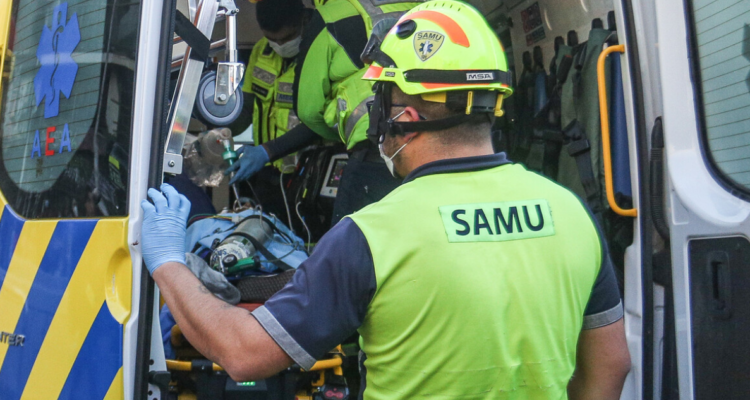 Conductor grave tras volcamiento en Paillaco