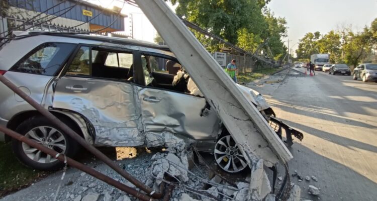 Conductora arrasó con tres postes en Conchalí: indagan si habría consumido alcohol