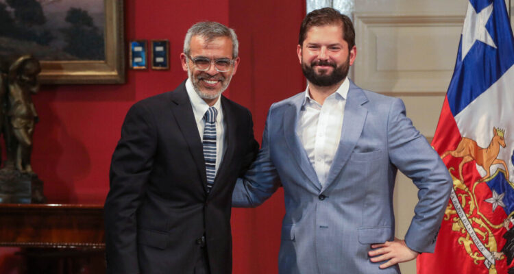 Luis Cordero asume como ministro de Justicia y evita opinar de indultos para ver “papelitos primero”