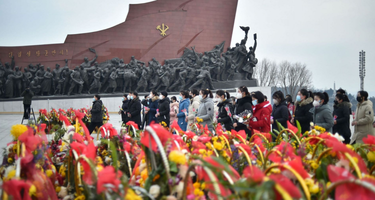 Decenas de personas visitan las estatuas de los fallecidos líderes de Corea del Norte Kim Il Sung y Kim Jong Il en la Colina Mansu de Pyongyang.