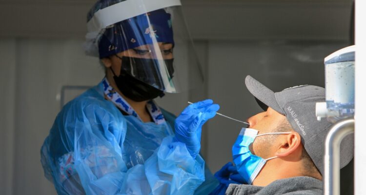 Casos de covid-19 continúan a la baja: hoy se informó una caída de 21,5% en siete días