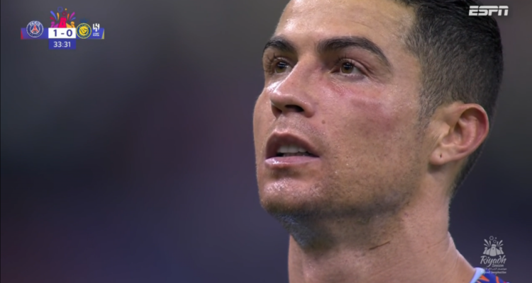 Cristiano Ronaldo recibió un fuerte golpe en el rostro, pero decretó su primer gol en Arabia Saudita ante el PSG.