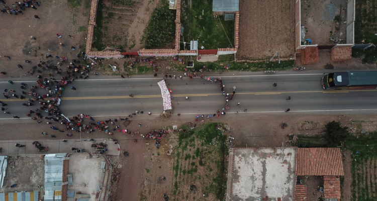 Imagen aérea de bloqueo carretero en Perú
