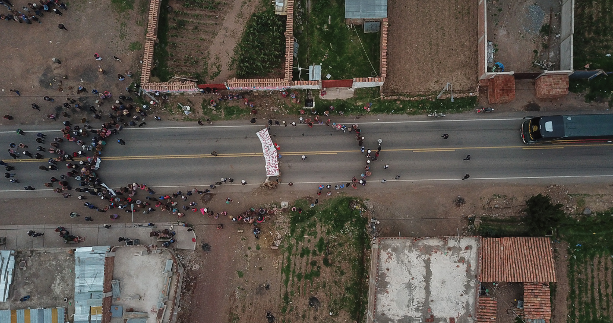 Imagen aérea de bloqueo carretero en Perú