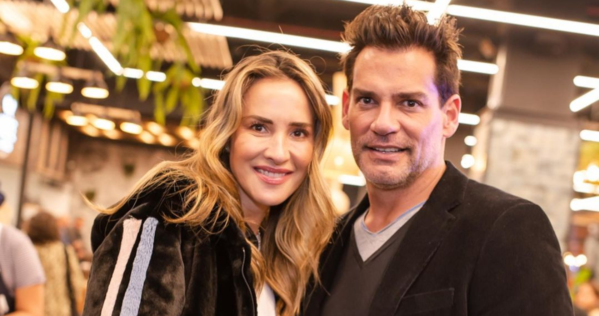 La animadora Angélica Castro posa junto al actor Cristián de la Fuente sonriendo.
