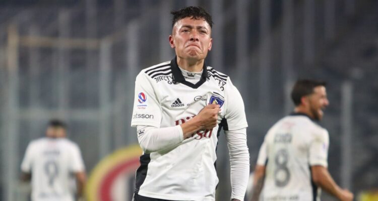 Cristián Zavala celebrando su único gol con Colo Colo.