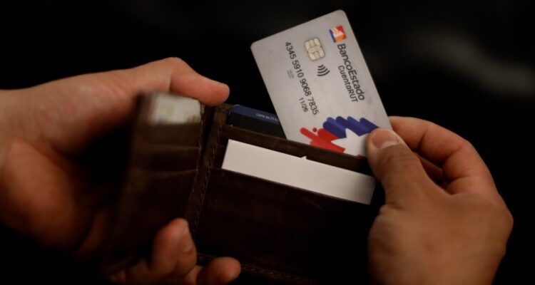 Dan 20 y 15 años de cárcel para quienes mataron a hombre para robarle su tarjeta CuentaRut en Santiago