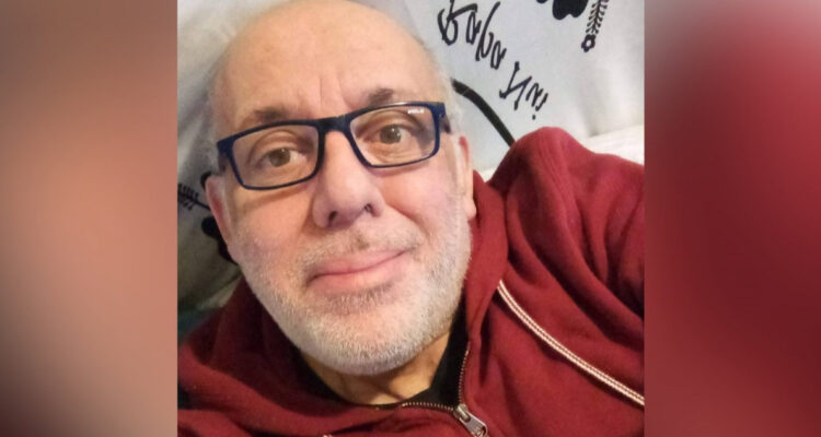 El actor Gabriel Prieto sonriendo a la cámara. El actor recibió el alta médica.