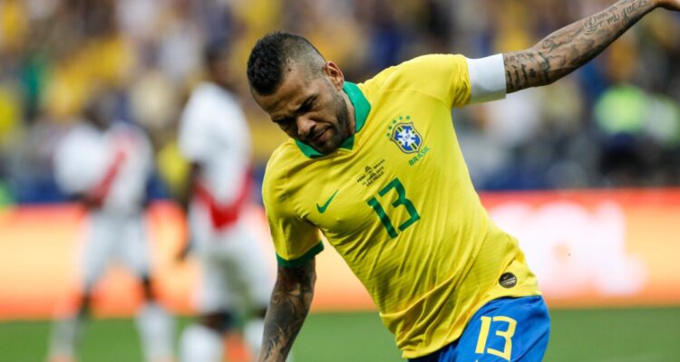 Dani Alves sigue complicándose tras ser denunciado por violación a una mujer.