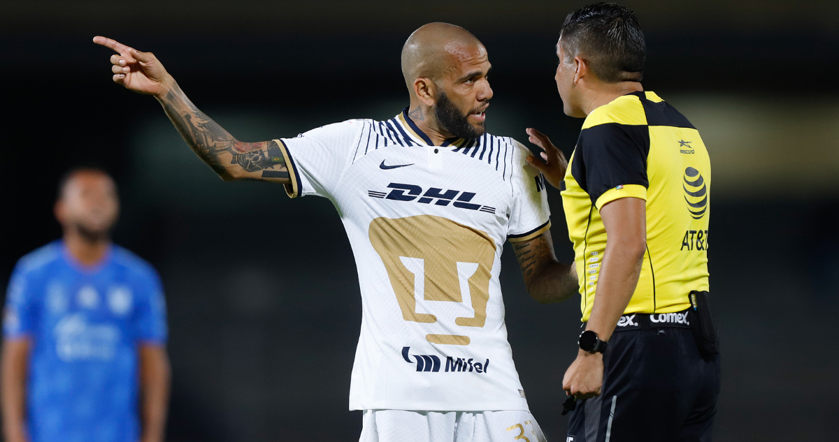Dani Alves es despedido de su equipo tras su detención en España.