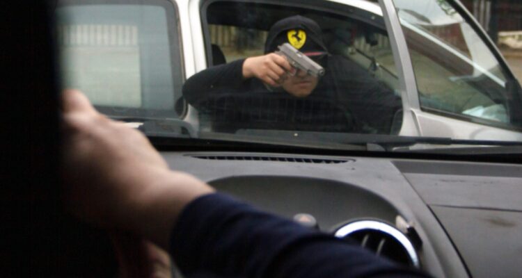 Delincuentes armados roban camioneta a trabajadores en San Pedro de la Paz