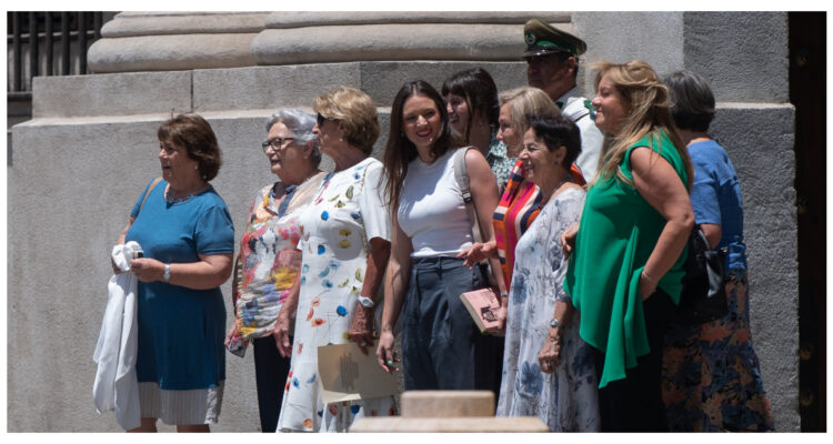 Irina Karamanos deja La Moneda