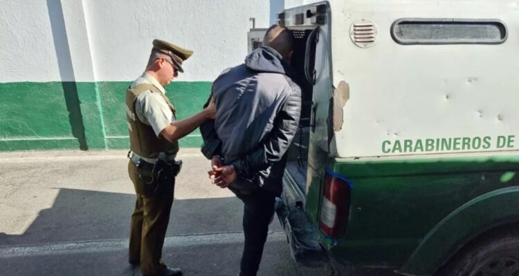 Detienen a conductor de taxi pirata que atacó con cuchillo a madre boliviana y su hijo (13) en Calama