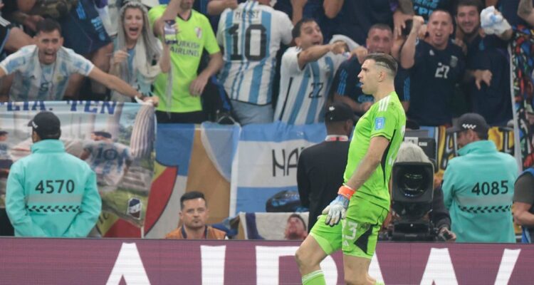 Dibu Martínez durante la tanda de penales en la final de Qatar 2022.