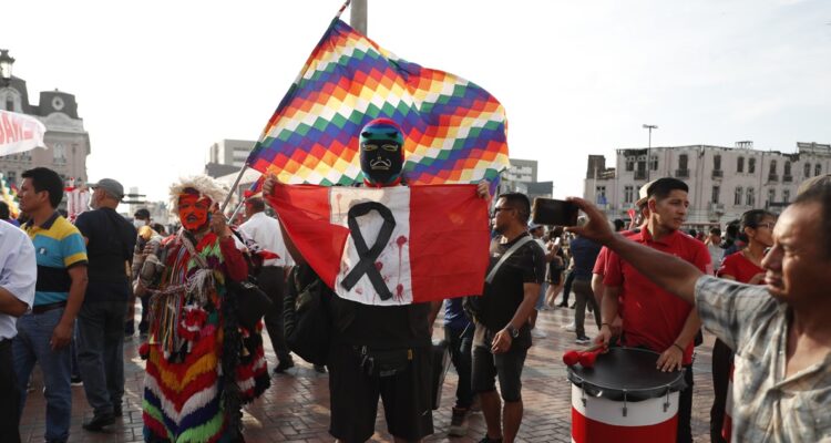 Decenas de personas participan en una nueva marcha contra el Gobierno de Dina Boluarte.