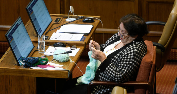 Captan a diputada Cordero tejiendo en sesión de la Cámara: “No ha sido impedimento para mi trabajo”