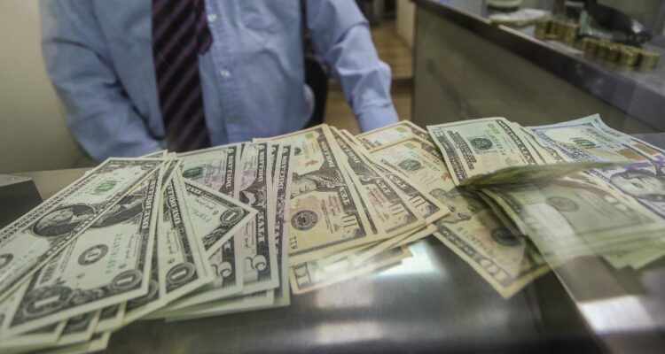 Dólar inició nueva semana con caídas y el cobre proyecta cuentas alegres