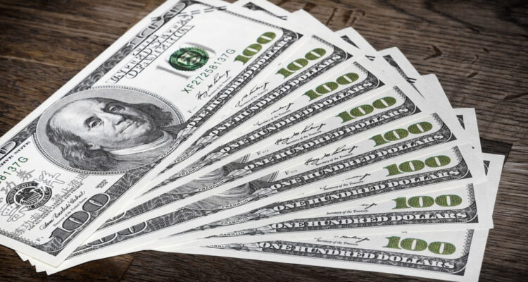 Dolar cotizó en menos de 800 pesos