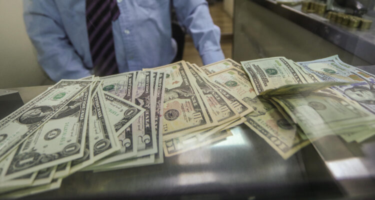 Dólar abre a la baja y se mantiene inamovible en la línea de los $800