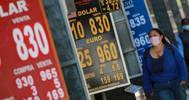 Dólar continúa cayendo y tocó mínimos de los últimos siete meses