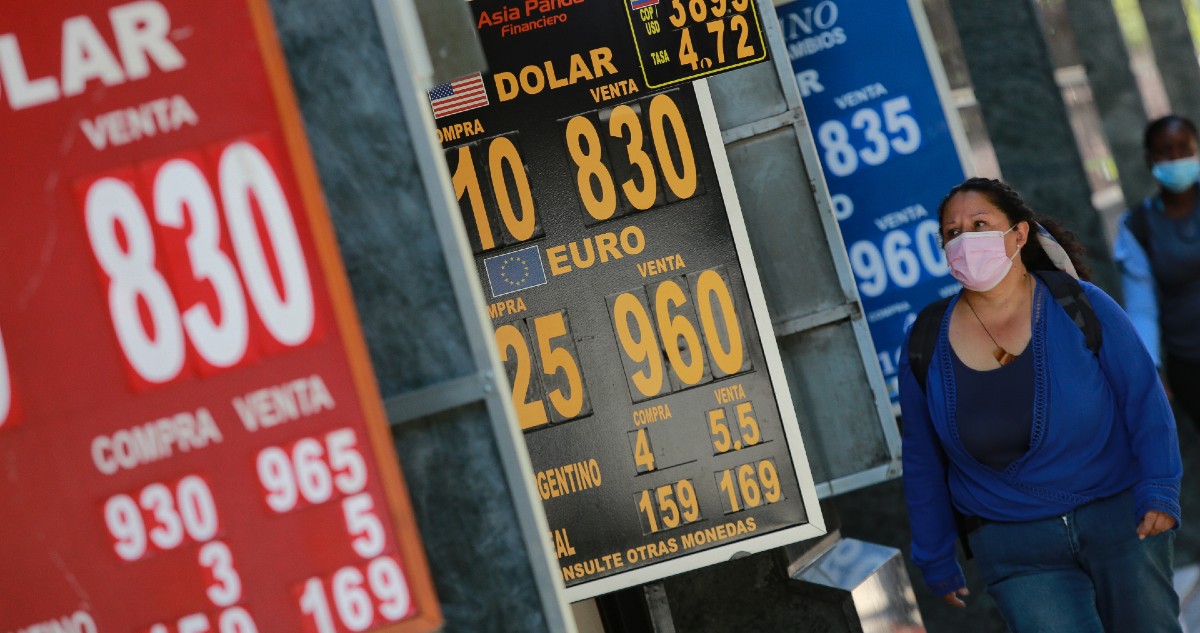 Dólar continúa cayendo y tocó mínimos de los últimos siete meses