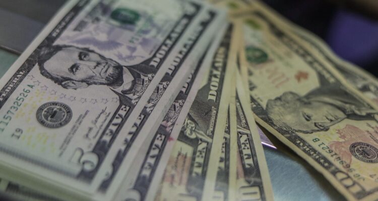 Dólar olvida bajas escalando más de $10 en la sesión: el fantasma de la recesión sigue rondando